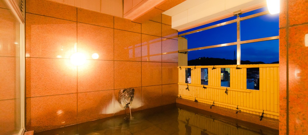 最上階、大浴場露天風呂から見える松山城をお楽しみください。